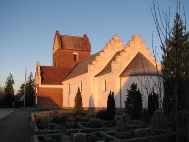 Auning kirke er åben for besøg alle ugens dage kl. 8:00 til 16:00