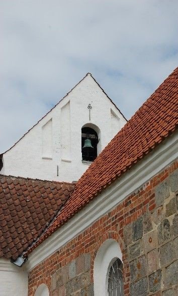 Kirkens gamle klokke har en inskription på latin
