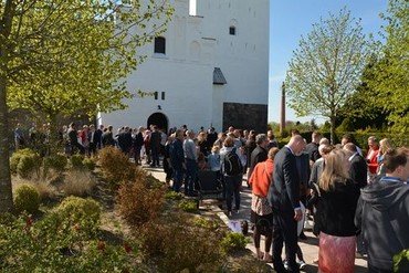 Konfirmander udenfor kirke