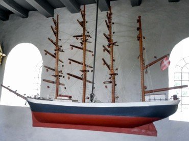 Skibet er skænket af slægtninge til maskinmester Laurs Laursen Salling til minde om hans indsats for de allierede under 2. Verdenskrig og i Koreakrigen