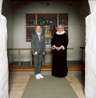 Præst og 1 konfirmand foran alter i Vester Alling Kirke